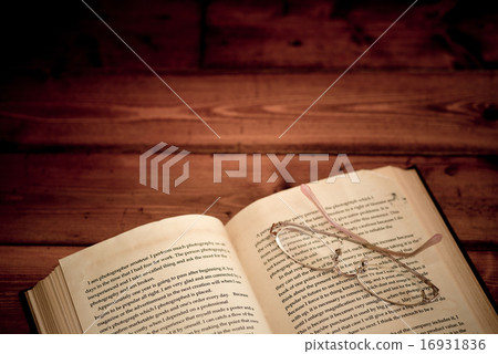 秋天的閱讀形象（舊書和女人的眼鏡） 16931836