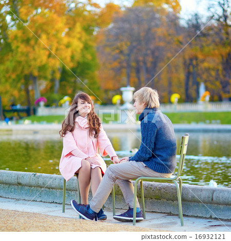 Young romantic couple in Paris - Stock Photo [16932121] - PIXTA