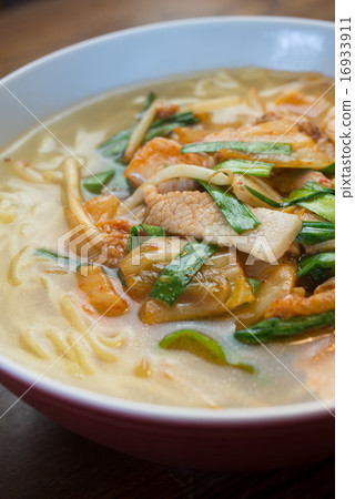 Instant noodle cooking example 16933911