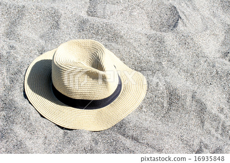straw hat 16935848