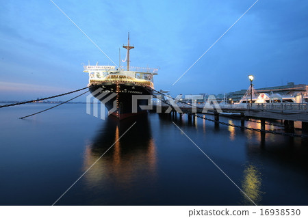 橫濱港夜 - 橫濱灣在晚上 16938530