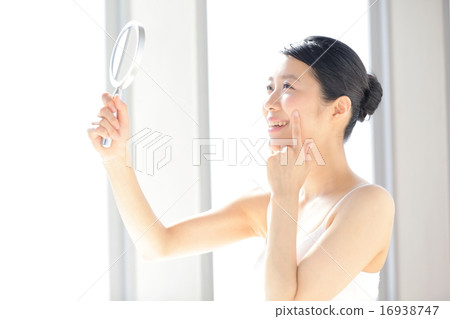 Female beauty watching mirror Female beauty watching mirror 16938747