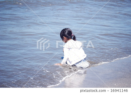 孩子們在海裡玩 16941146