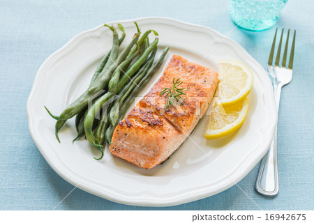 Grilled Salmon with Green Beans 16942675