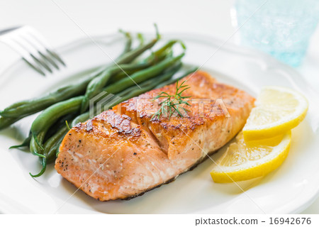 Grilled Salmon with Green Beans 16942676