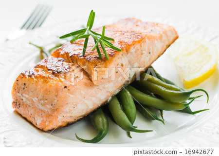 Grilled Salmon with Green Beans 16942677
