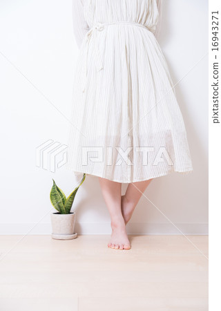 Barefoot women Barefoot women 16943271