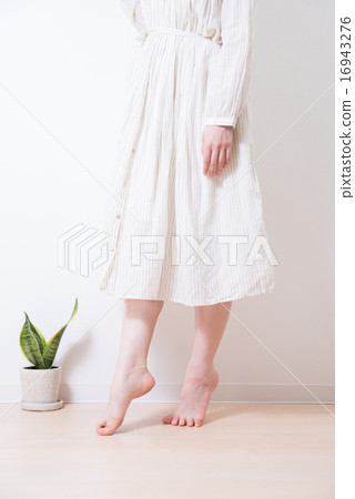 Barefoot women 16943276