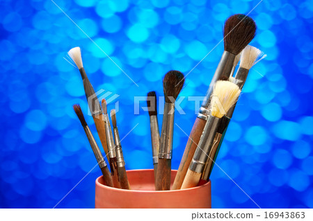 Paintbrushes in can 16943863