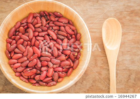 Raw red kidney bean in wooden bowl Raw red kidney bean in wooden bowl 16944267