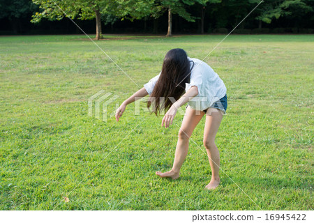A woman who imitates ghosts 16945422