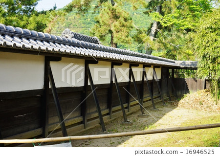 Shizuoka prefecture sightseeing spot · Stucco on the front gate of Sugiyama Egawa House and a long walled tatemi floor of blackboard · Horizontal position 16946525