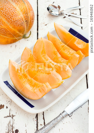 Sweet melon slices 16946862