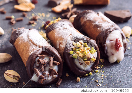 Sweet homemade cannoli 16946963