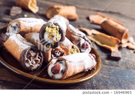 Sweet homemade cannoli 16946965