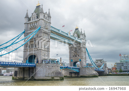  Tower Bridge 16947988