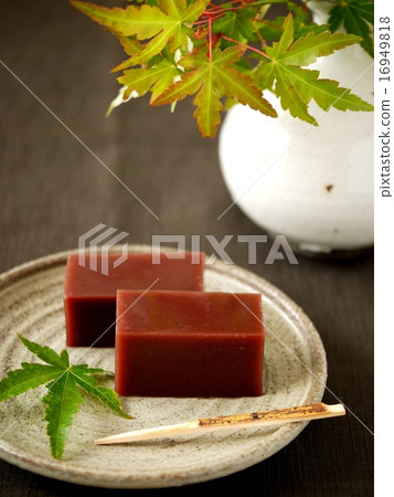 水橙與楓樹背景黑色（垂直位置） 16949818