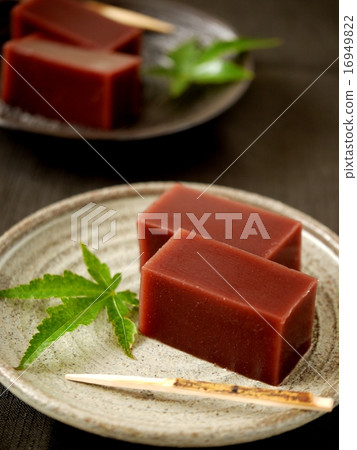 水羊黑色背景（垂直位置） 16949822