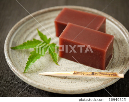 Water soot black background (horizontal position) 16949825