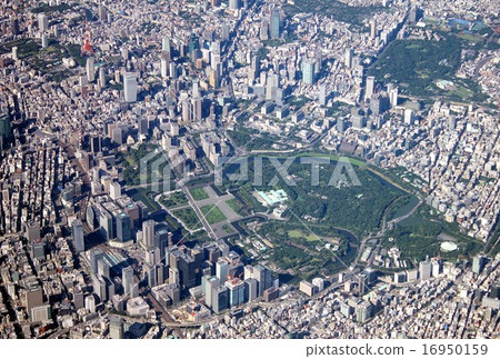 Central Tokyo area around the Imperial Palace which overlooks the clear sky of Sumida-ku Central Tokyo area around the Imperial Palace which overlooks the clear sky of Sumida-ku 16950159