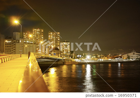 從Minato Mirai橋樑的邊路看見的金黃黃色山碼頭的夜視圖 16950371