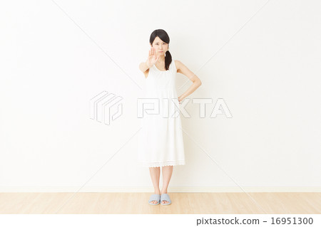 一個女人在房間裡停下來 16951300