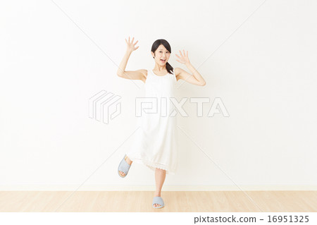 一個女人對房間感到驚訝 16951325