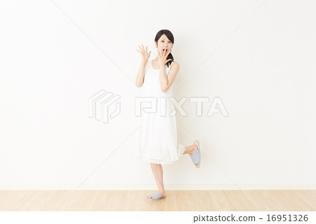 一個女人對房間感到驚訝 16951326