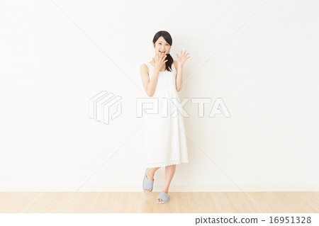 一個女人對房間感到驚訝 16951328