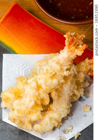 Japanese ebi shrimp tempura served with soy sauce 16951990