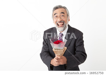 與紅色玫瑰花束的一個資深商人 16952750