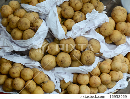 Langsat fruits at the market in Mekong Delta 16952969
