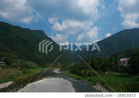 四國和Hanawa河(德島)的山 四國和Hanawa河(德島)的山 16953873