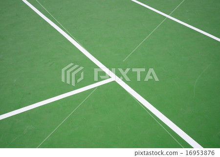 green tennis court 16953876