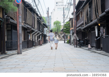 觀光在京都的年輕夫婦 16954368