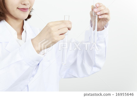 有試管的女性研究員 有試管的女性研究員 16955646