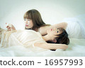 兩個年輕女人 16957993