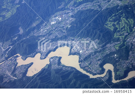 2015年鳥瞰圖在Tsukui湖，相模原市，神奈川縣 16958415