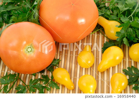 Tomatoes and parsley on a mat 16958440