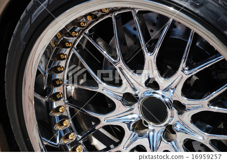 The chromeplated rim of a wheel 16959257