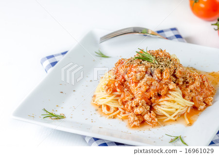 Spaghetti with tomato sauce Spaghetti with tomato sauce 16961029