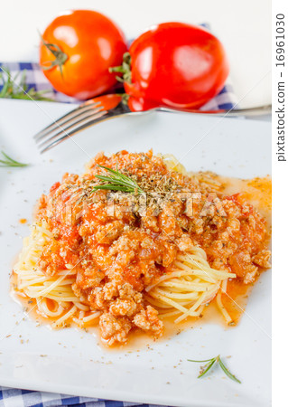Spaghetti with tomato sauce 16961030