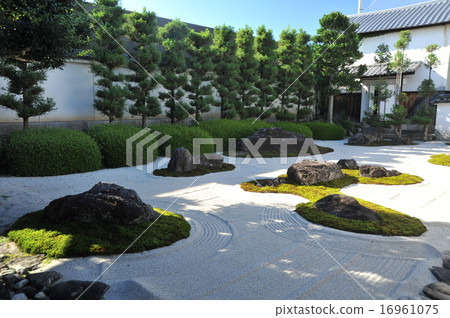 在京都的Myoshi-ji寺的花園 在京都的Myoshi-ji寺的花園 16961075