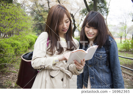 Women travel 16962365