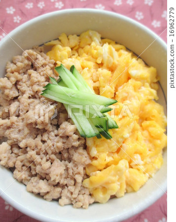 Homemade two-color rice bowl with three colors Homemade two-color rice bowl with three colors 16962779