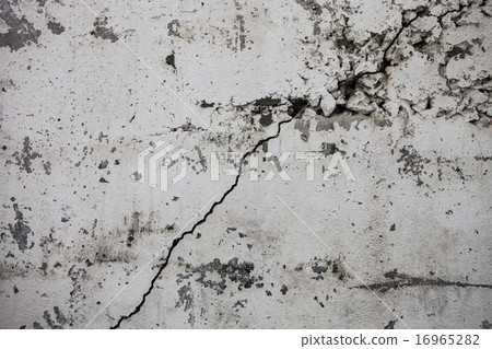 Cracked whitewashed wall with rich  texture 16965282