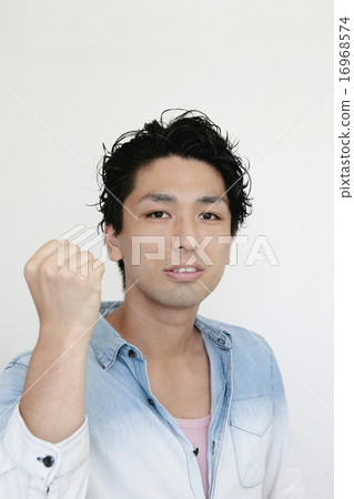 A young gaze posing young camera looking man 16968574