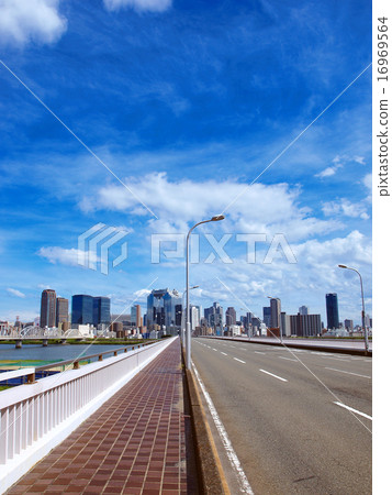 The way to the city center 16969564