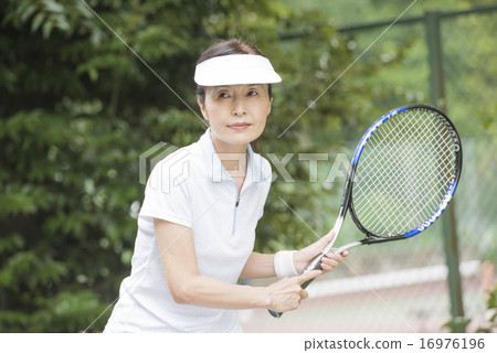 A woman in his 50s playing tennis 16976196