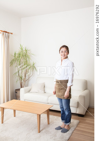 有圍裙的一位夫人在客廳 16976292